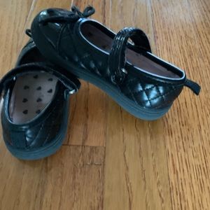 EUC Carter’s black flats!  So cute size 6 toddler